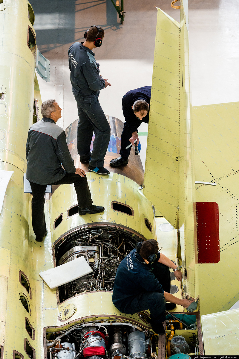 Illustration for article titled These Riveting Photos Show How Russia's Su-34 Fullback Fighter-Bombers Get Built